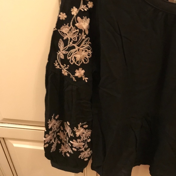 Blouse with Embroidery Detail - Picture 4 of 5